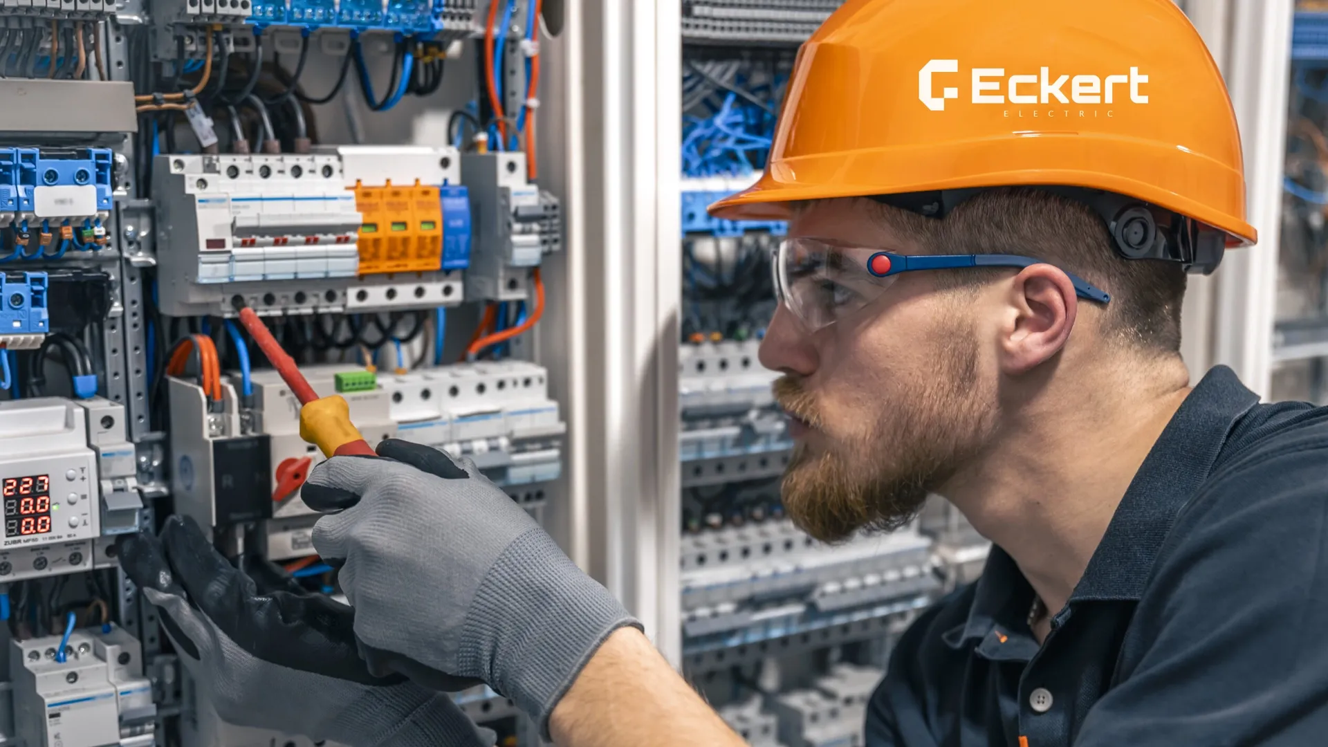 Casco de seguridad industrial sobre fondo claro, representando innovación en la industria