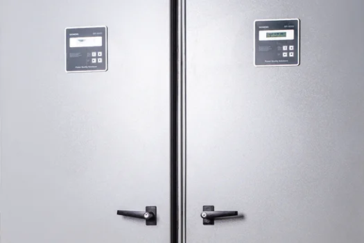 Banco de capacitores cerrado, vista frontal del gabinete metálico con puertas cerradas