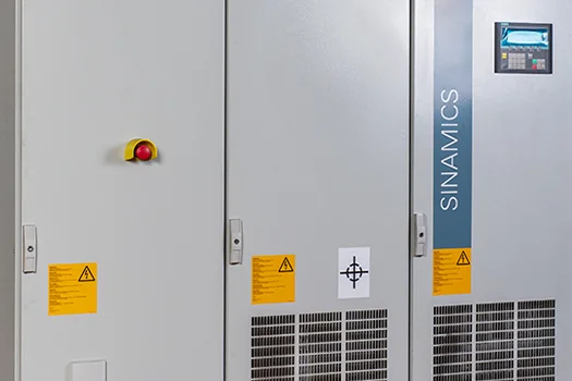 Variador de frecuencia, vista frontal del equipo con carcasa metálica gris