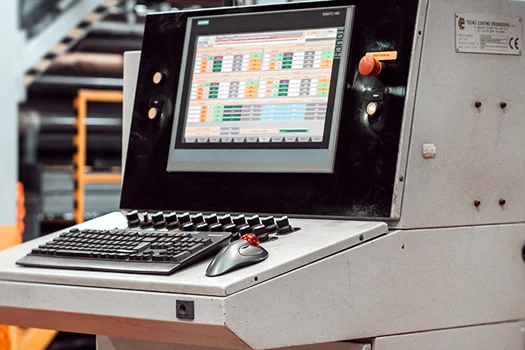 Pupitre de control de máquina con panel de comandos y sistema Scada de supervisión